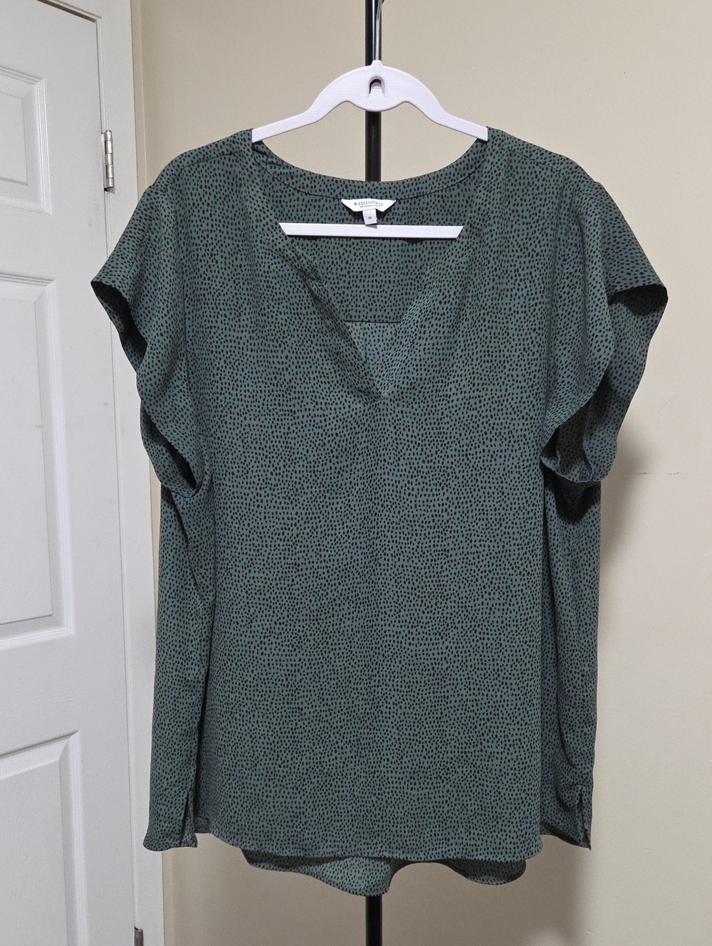 Reitmans Olive Green V-Neck Short Sleeve Tunic with Micro Dot Print
